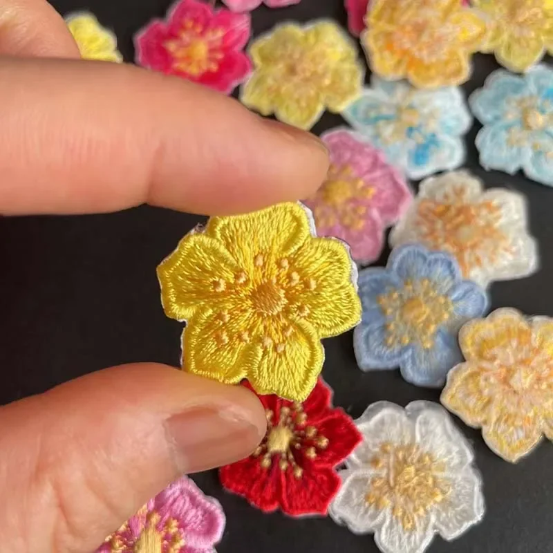 10 unidades/2,5 CM apliques florales parches para planchar, Mini parche bordado de flores de tela termocollant para ropa, chaqueta, pegatina de reparación - imagen 5