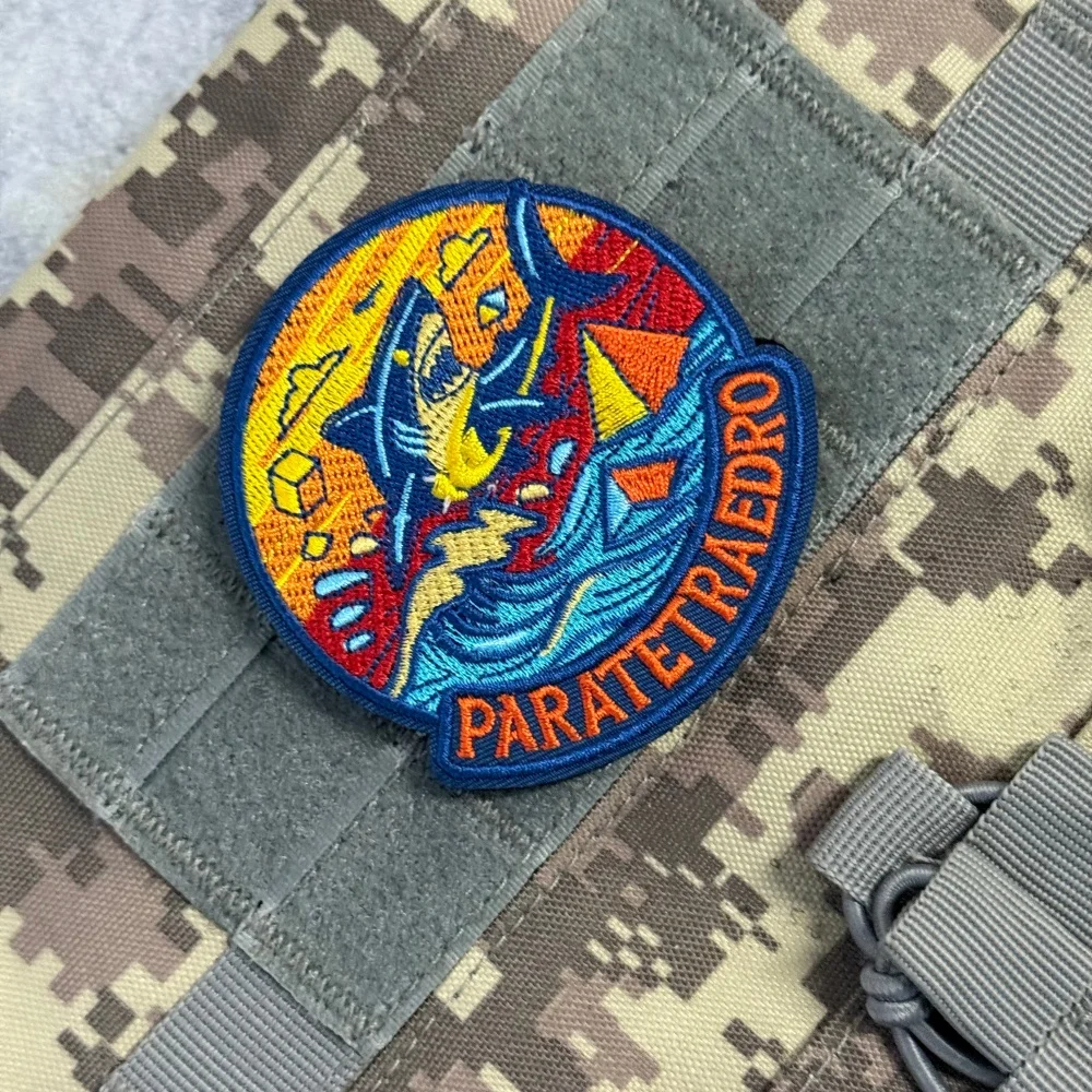 Parche táctico bordado Chevron tiburón – Velcro para uniforme militar
