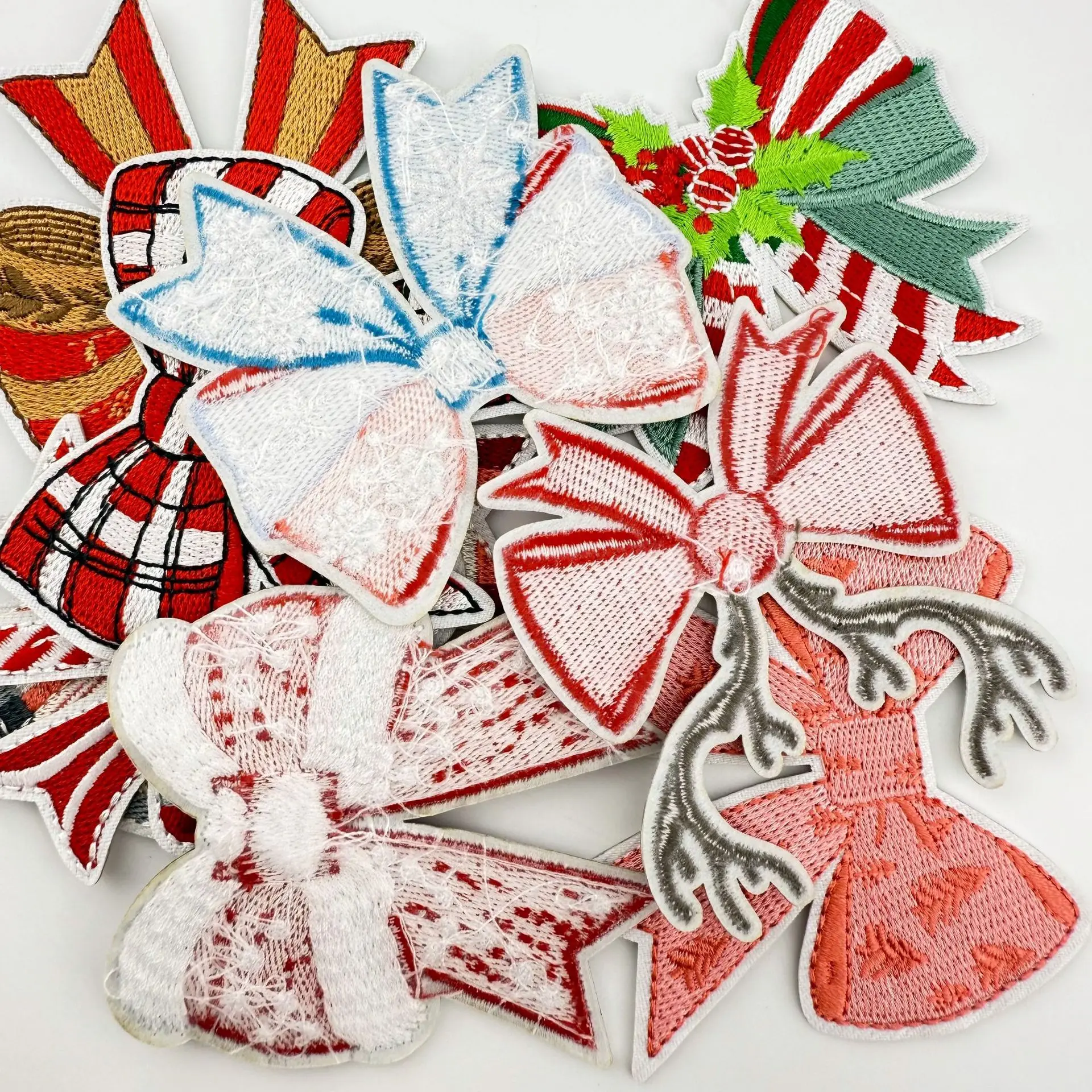 10 Uds. De lazo de Navidad colorido bordado DIY, parche de lazo de copo de nieve de dibujos animados, parches para planchar para ropa, insignias de bordado para coser DIY - imagen 4