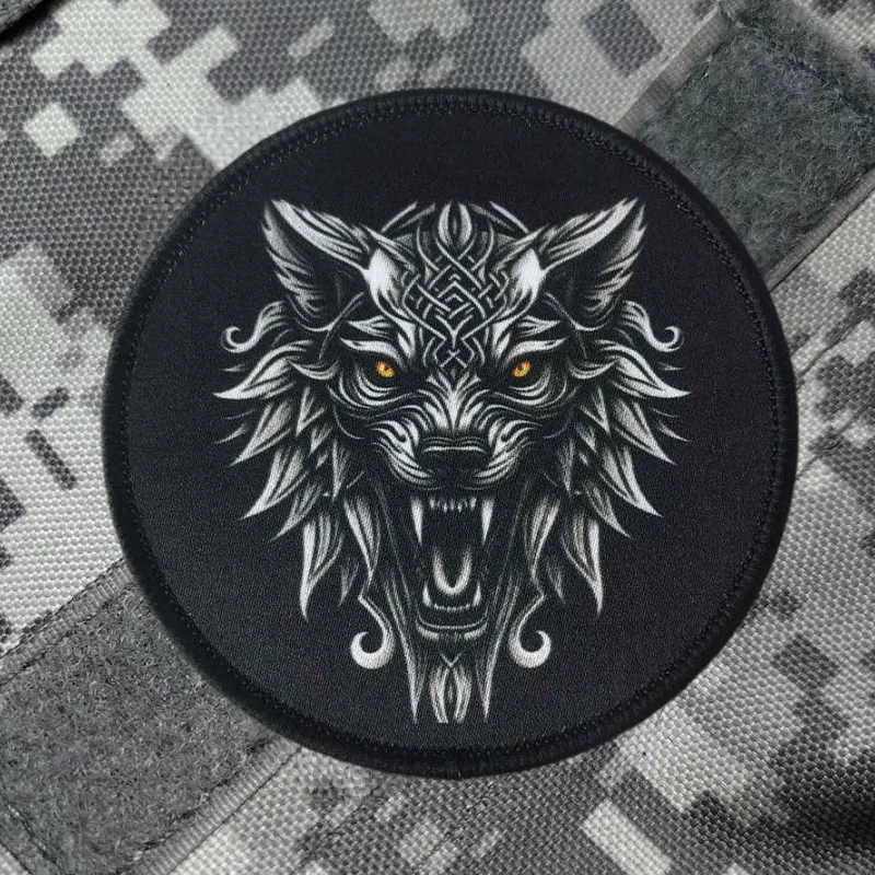 Parche táctico lobo Chevron con cierre Velcro para mochilas y ropa - imagen 4