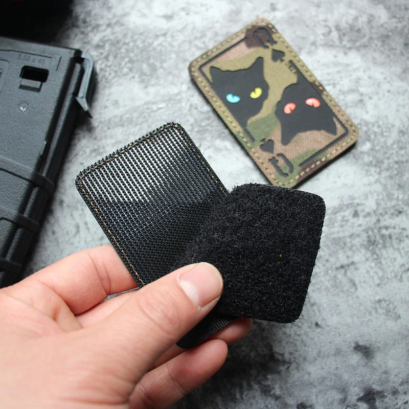 Gatito póker espadas Q parche luminoso Nylon lindo gato negro insignia táctica reflectante para accesorios de bolsa de ropa - imagen 3