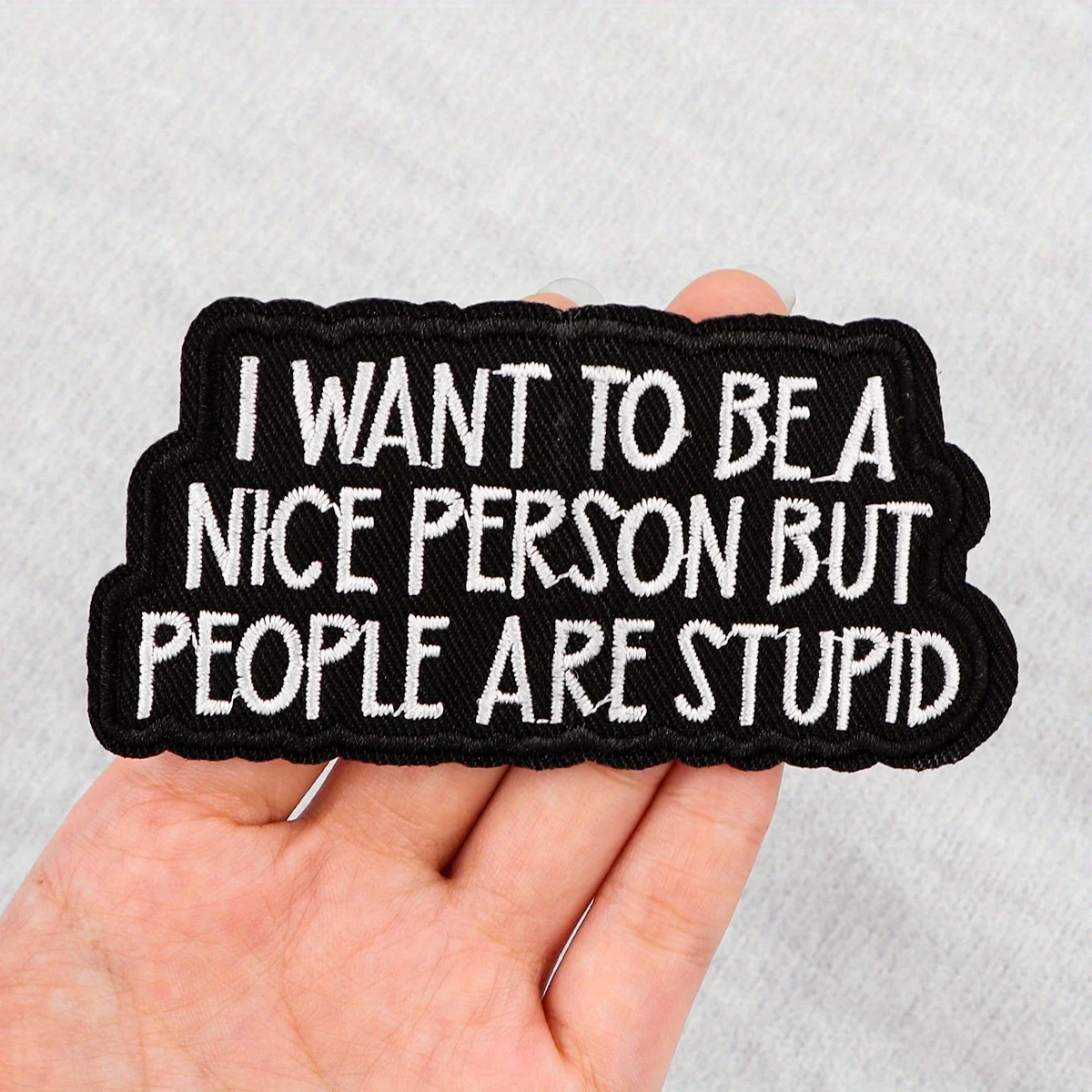 1 parche Meme "Quiero ser una persona agradable, estúpido", apliques bordados divertidos y humorísticos para mochilas, chaquetas DIY termoadhesivas - imagen 3