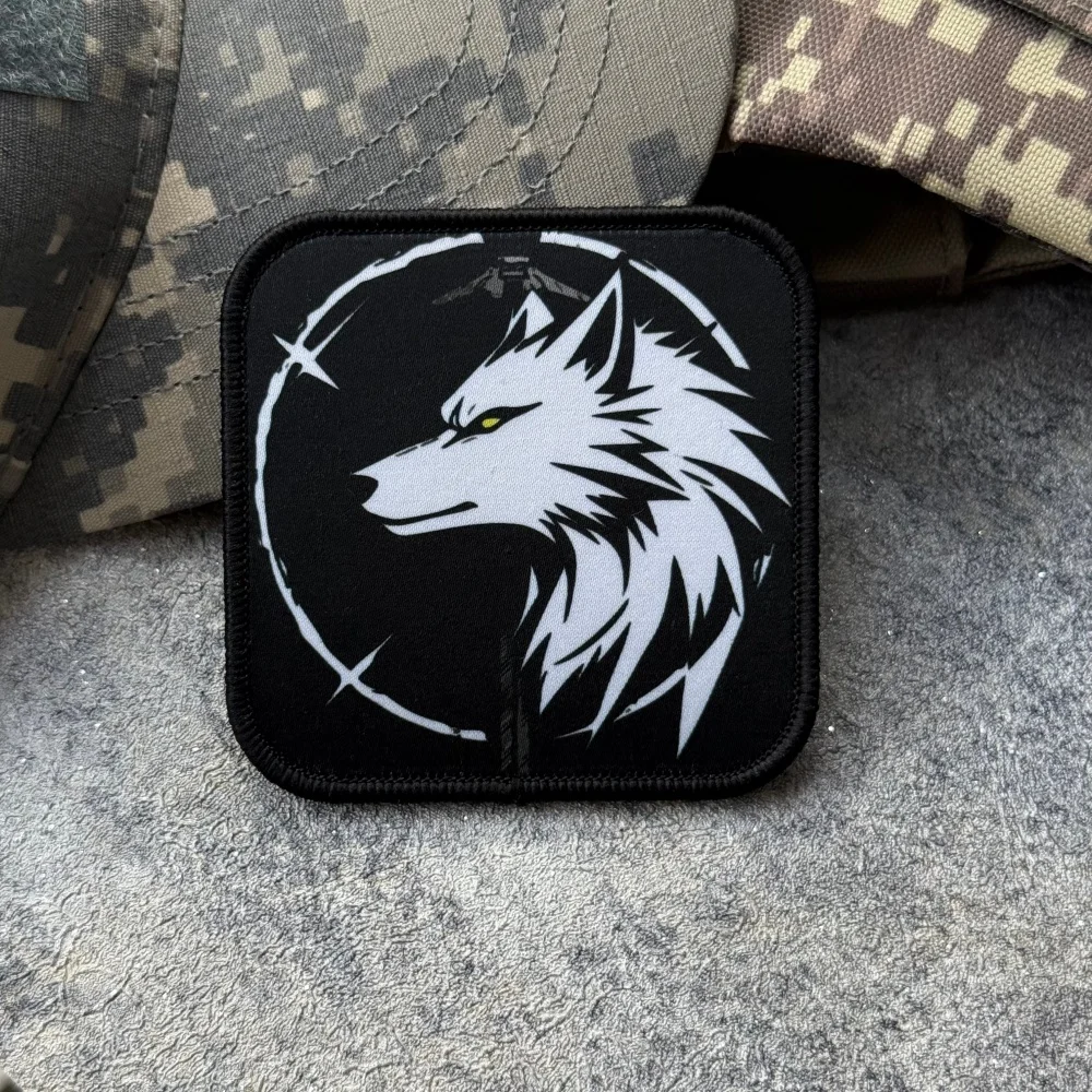 Parche táctico lobo blanco con gancho MOLLE para mochilas y exterior - imagen 5