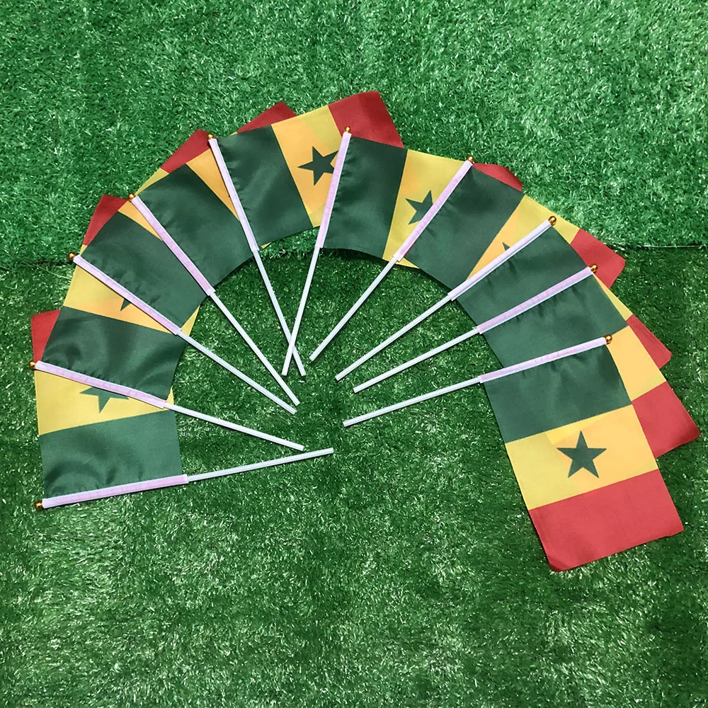 SKY FLAG Bandera de mano del Senegal 14x21cm 100 Uds poliéster penetración de doble cara Bandera ondulada de la mano del Senegal con poste de plástico