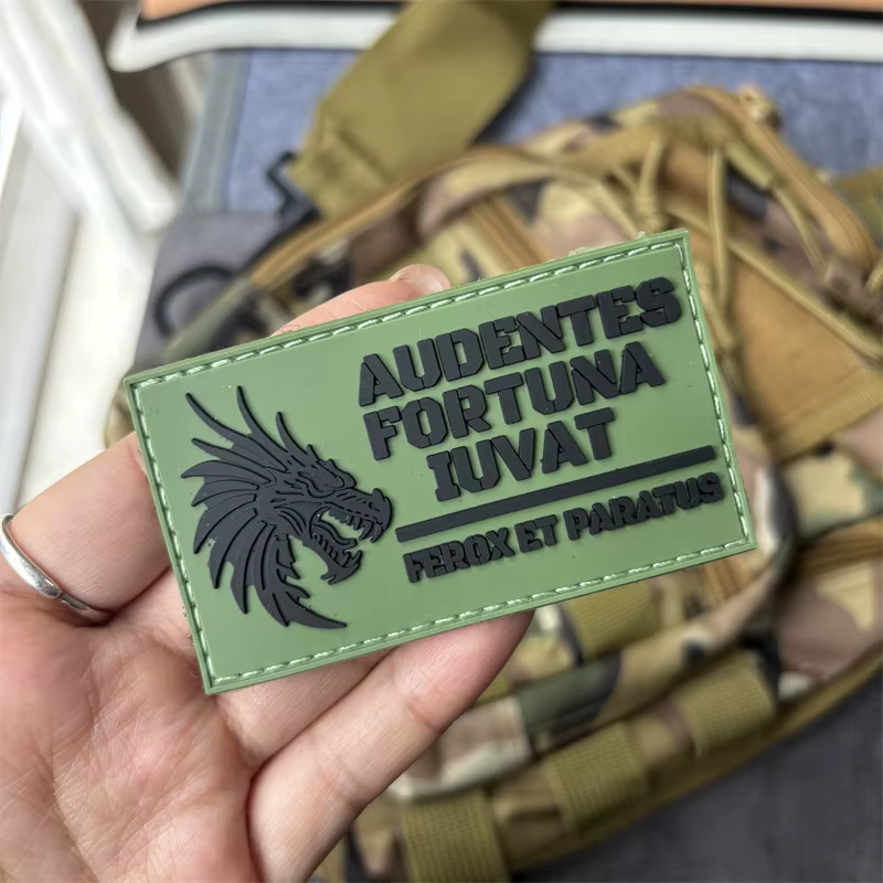 AUDENTES FORTUNA IUVAT parche táctico PVC insignia moral con velcro - imagen 2