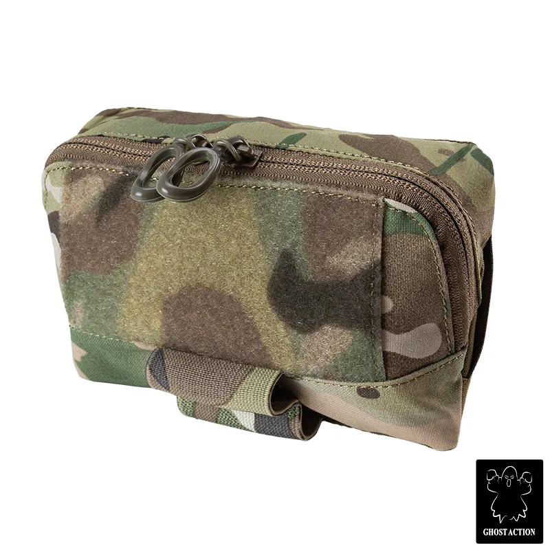 Una bolsa de camuflaje con cremallera y anillo de metal