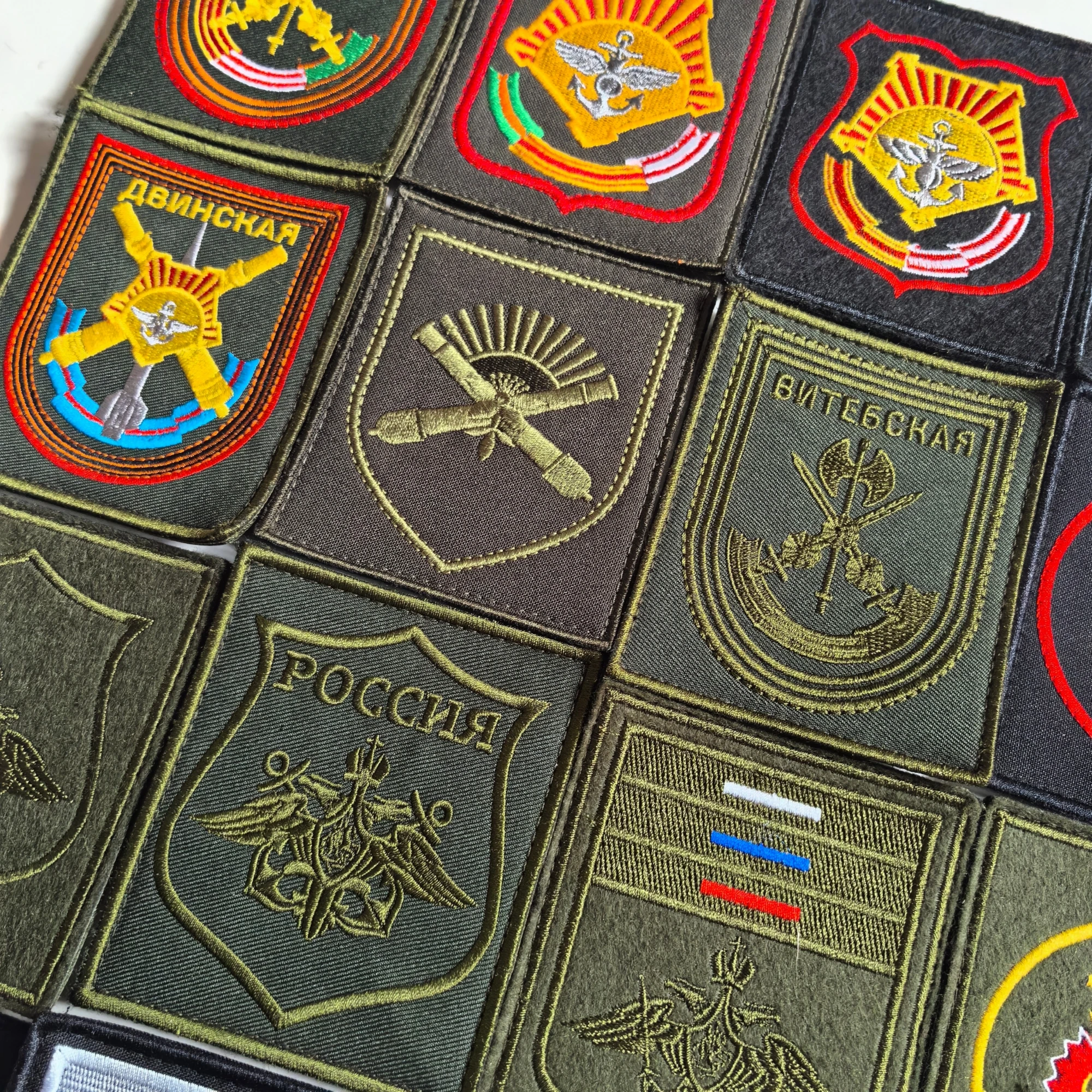 Parche de juego de hombre verde pequeño con brazalete versión bordada rusa - imagen 2