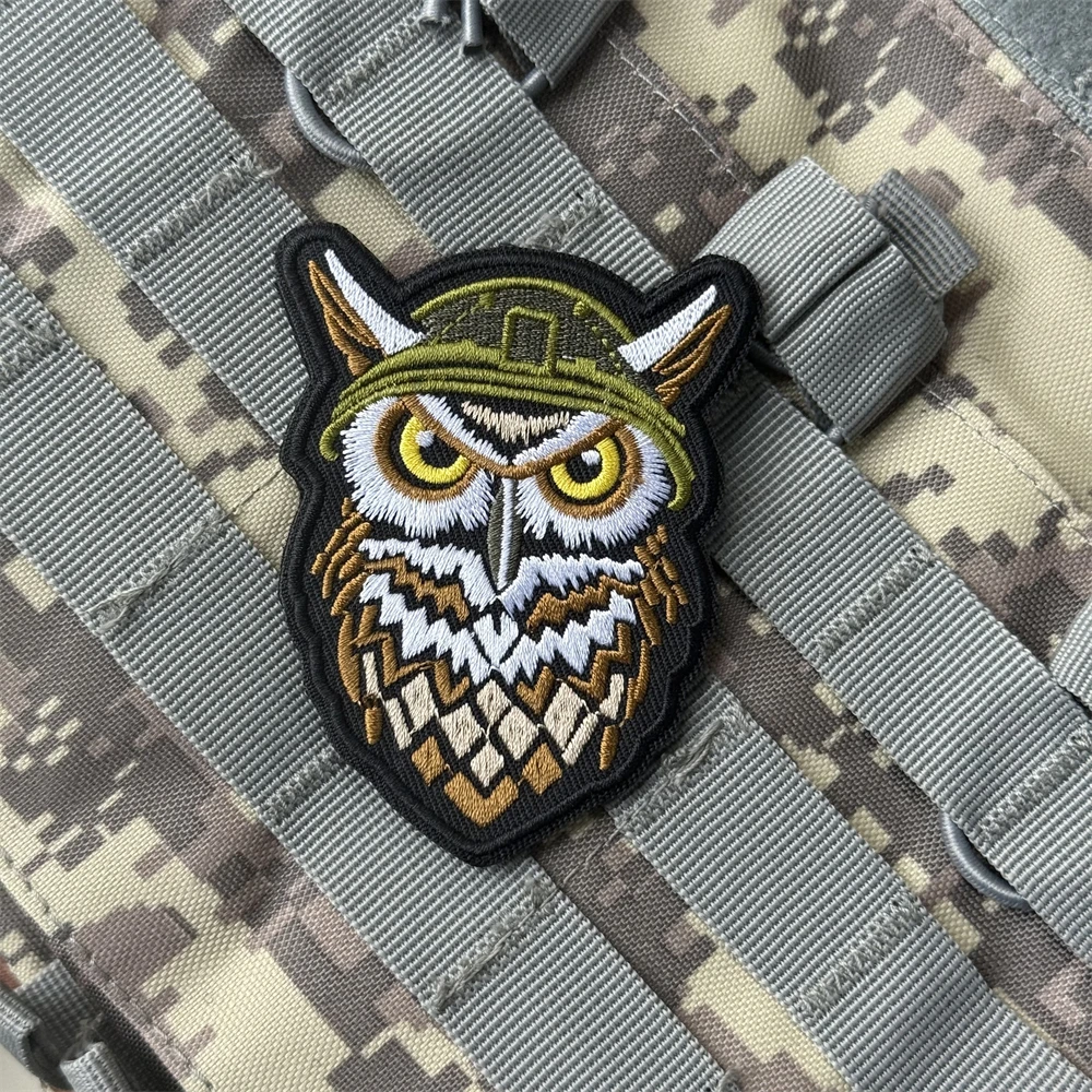 El búho usando un casco Chevron Morale parche táctico militar bordado gancho y bucle parches para ropa mochila pegatina - imagen 3