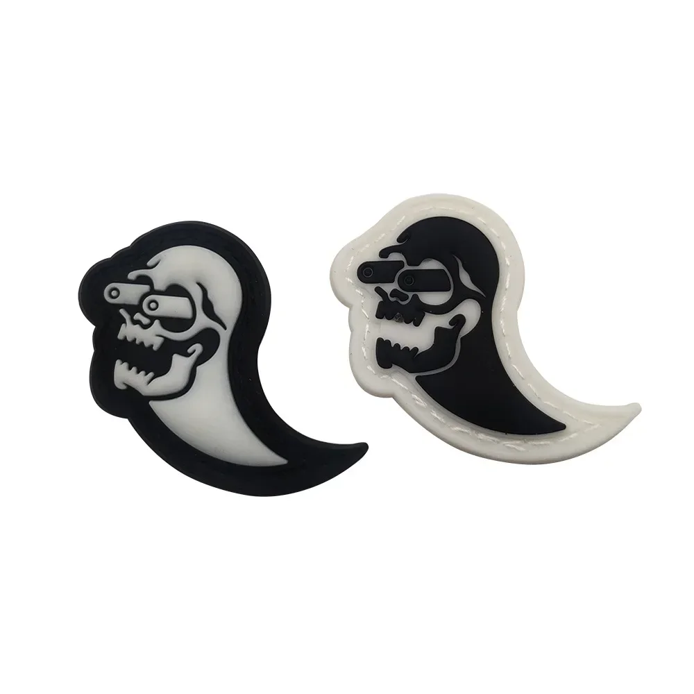 Insignia de moral fantasma de cabeza de calavera en blanco y negro, Parche de gancho y bucle de PVC 3D, pegatina de decoración de mochila, brazalete táctico, Tai Chi, Yin Yang - imagen 2