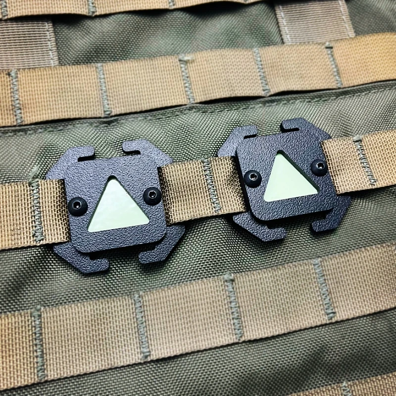 Marcador luminoso triangular, tira luminosa Molle, mochila táctica para exteriores, accesorios de montaje, función de sello de identificación del viento - imagen 3
