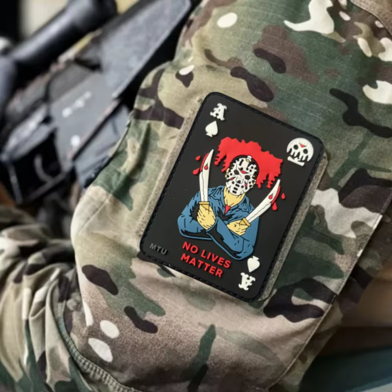 Parche táctico PVC calavera cuchillos – Insignia moral velcro - imagen 5