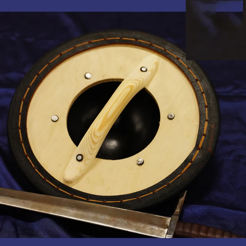 Los soldados HEMA golpean espadas de acero, pequeños escudos redondos, equipo de protección, bordes de escudo de piel de vaca - imagen 5