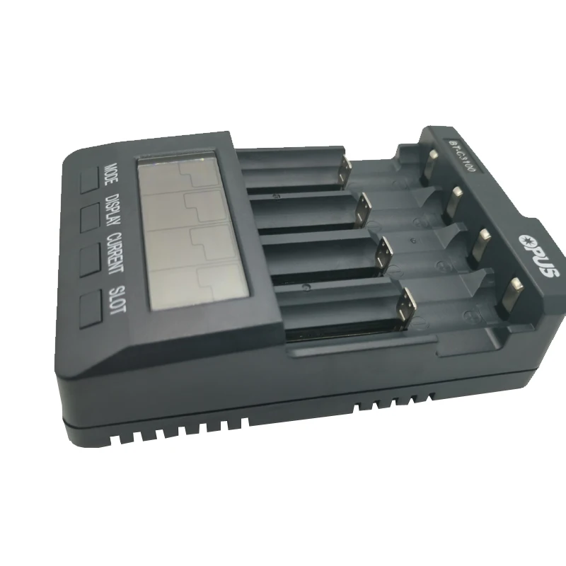 Vista lateral del cargador Opus BT-C3100 V2.2