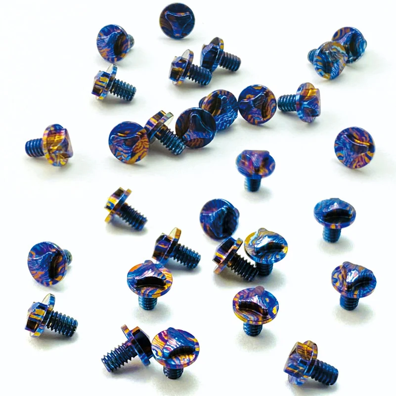 Tornillos sobre un fondo blanco