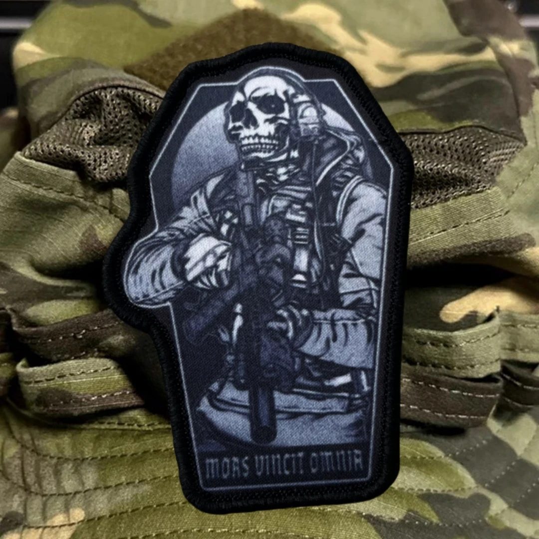 Parches tácticos "MORS VINCIT OMNIA" para ropa, insignia de moral, parche de gancho y bucle impreso, accesorios para mochila militar, pegatina - imagen 4