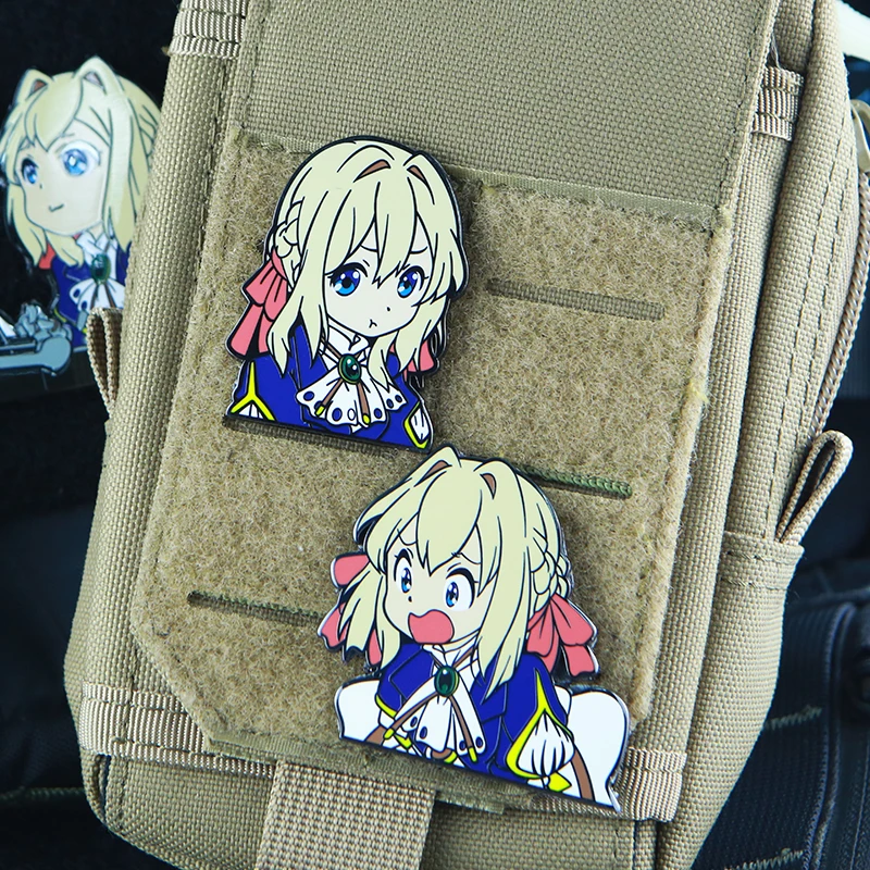 Violet Evergarden parches de Metal de expresión de dibujos animados, insignia de Anime para ropa, mochila, pegatinas DIY con gancho - imagen 2