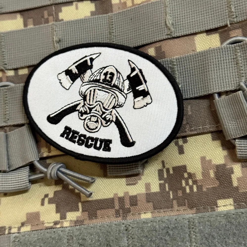 Parche bordado de calavera con hachas cruzadas para mochilas - imagen 3