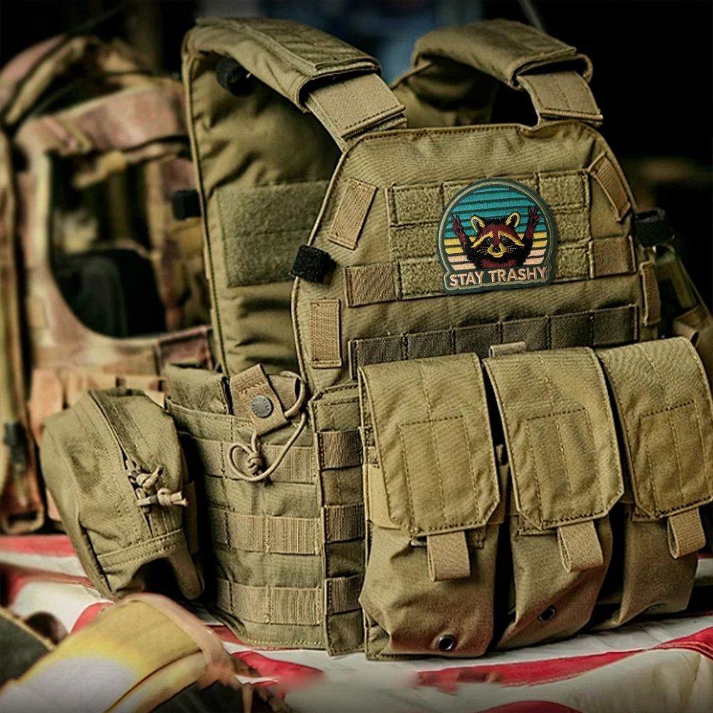 Parche táctico Stay Trashy Raccoon bordado con velcro para airsoft - imagen 4