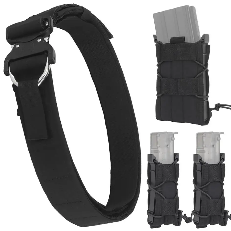 Una correa negra con un clip y una caja negra con un clip sobre él