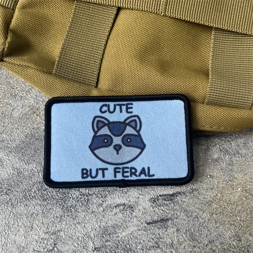 Lindo pero Feral mapache vida silvestre divertido moral insignia parche emblema militar brazalete táctico gancho bucle ropa mochila pegatinas - imagen 3