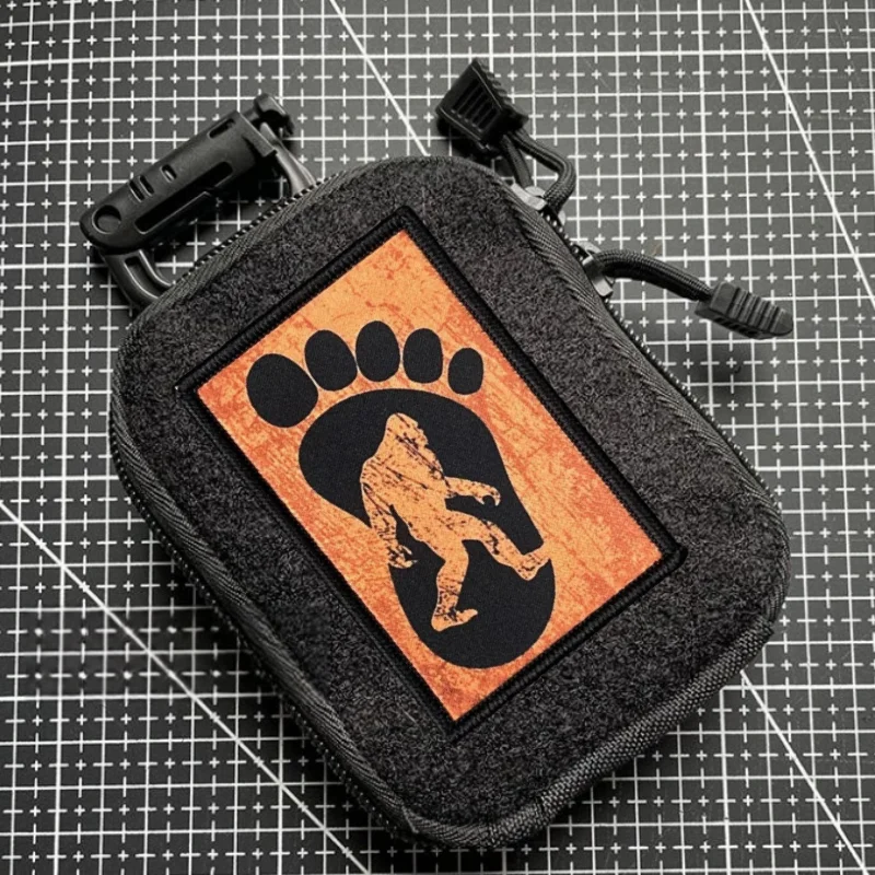 Parche divertido Bigfoot, insignia táctica de moral militar, gancho y bucle, mochila, accesorios de decoración de ropa, pegatina, brazalete - imagen 3