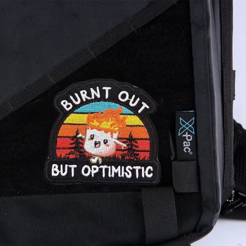 Parche bordado moral 'Burnt Out But Optimistic' velcro para mochila - imagen 5
