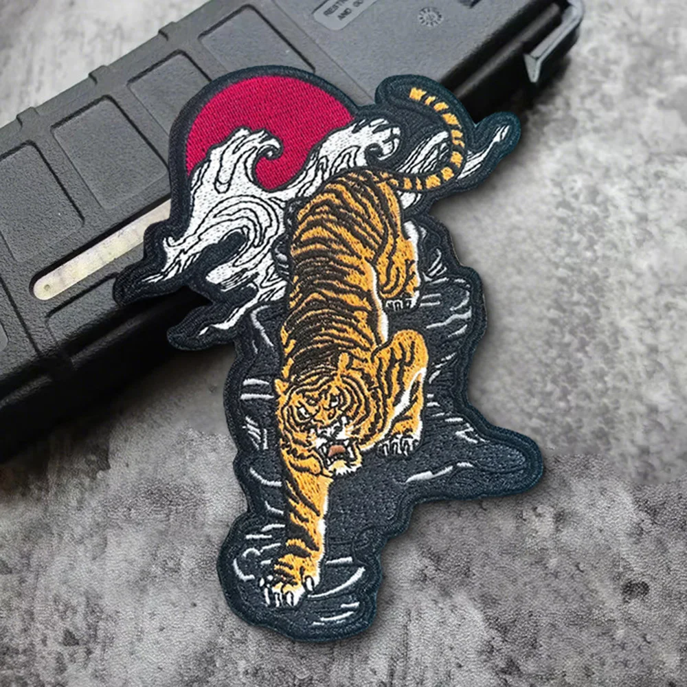 Parche táctico de moral bordado con forma de luna y sangre de tigre agachado, parche divertido con gancho y bucle, insignia militar, brazalete, pegatinas para mochila - imagen 5