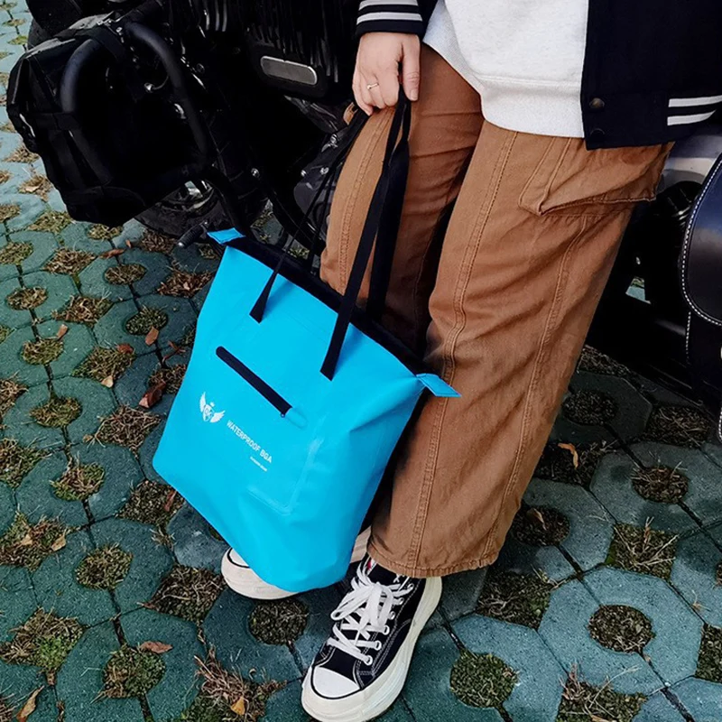 Bolsa en uso junto al kayak