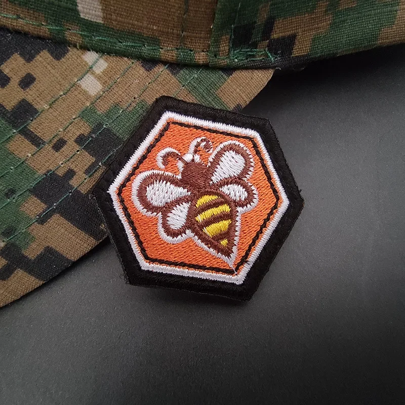Pegatina de insignia hexagonal de fuego forestal de abeja, decoración de mochila de Camping al aire libre, parches bordados de gancho y bucle para ropa - imagen 3