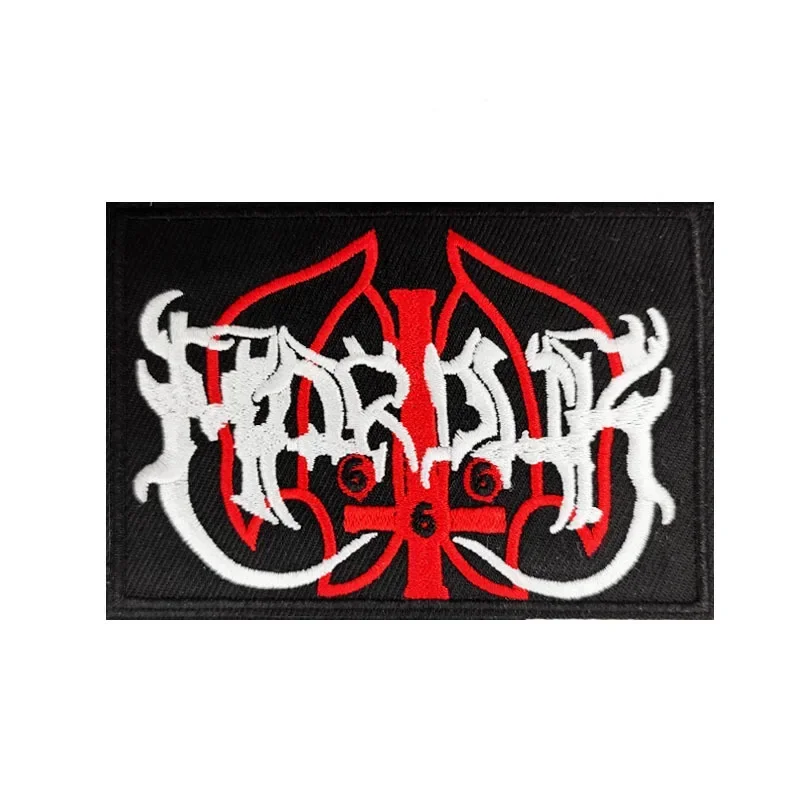 Un parche negro y rojo con la palabra fardh escrita en él