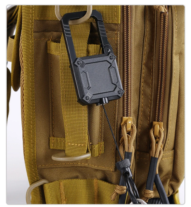 Una mochila con un artículo negro y gris colgando de él