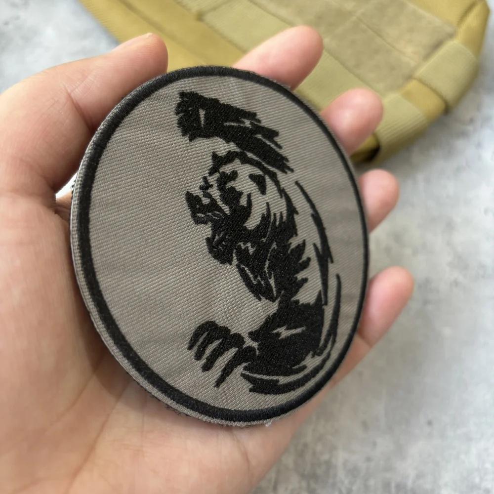 Parche táctico de moral Chevron de oso feroz y violento, emblema de gancho y bucle bordado, insignia del ejército militar, brazalete, pegatinas para mochila - imagen 4