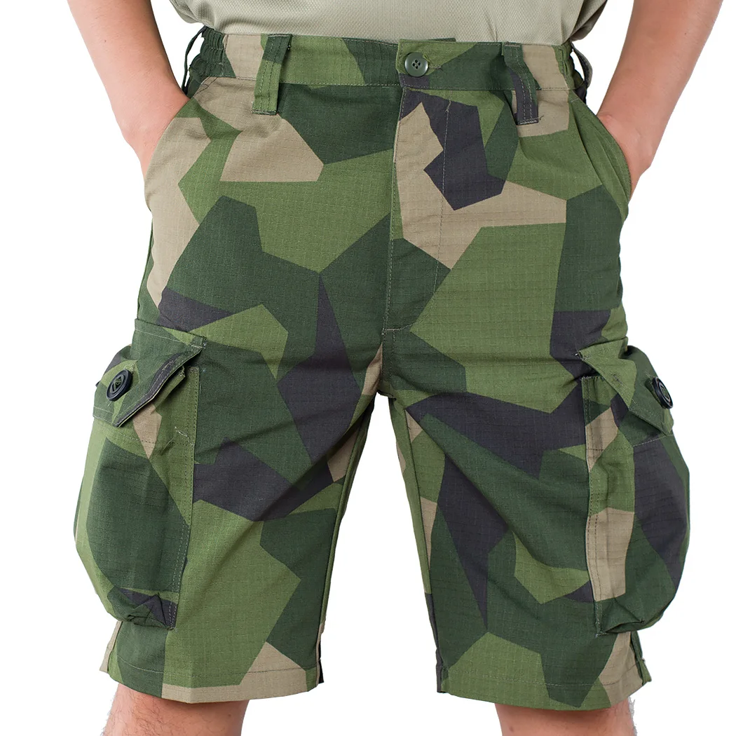 Un hombre con pantalones cortos de camuflaje