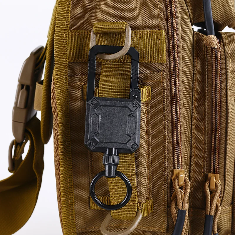 Una mochila con una correa negra y amarilla