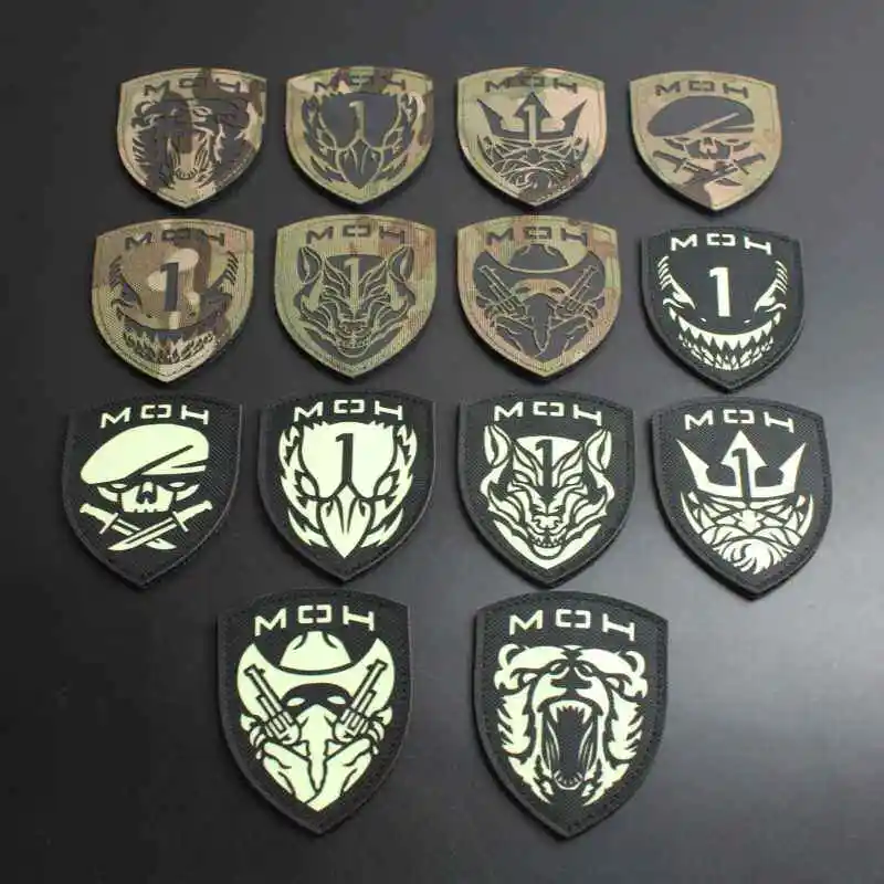 Parche reflectante camuflaje tipo escudo con gancho para mochila