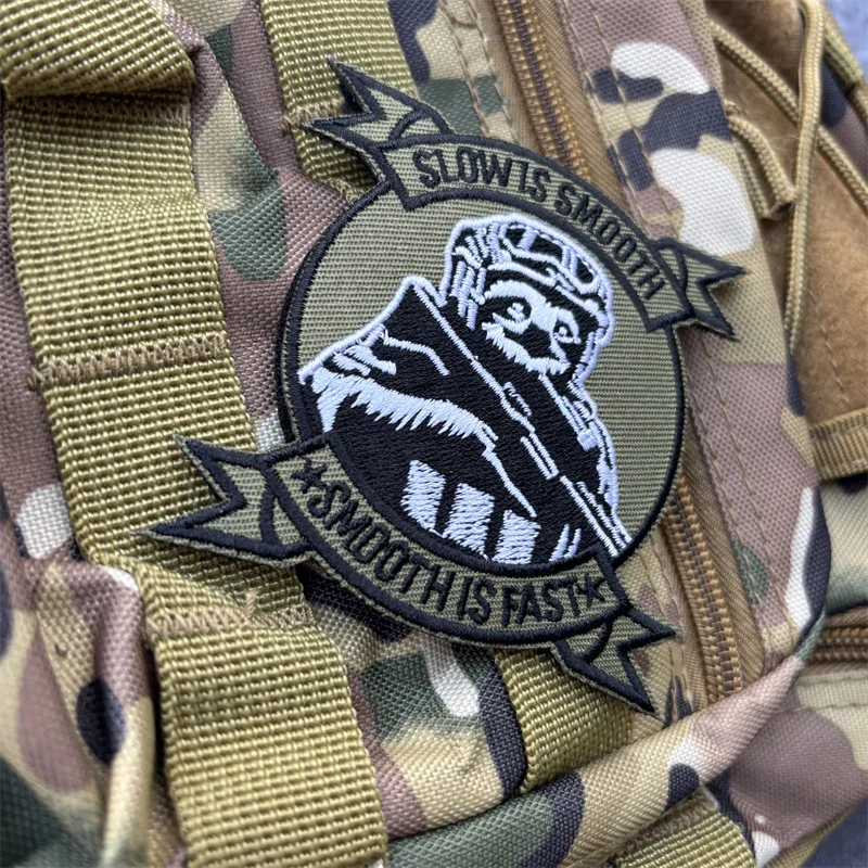 Parche bordado táctico Raccoon – Moral con velcro para mochila y ropa - imagen 3