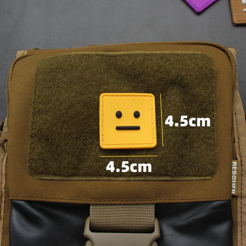 Lindo Robot 3D PVC luminoso parche de goma suave con gancho cuadrado expresión brazalete para decoración de bolsa de ropa DIY al aire libre - imagen 5