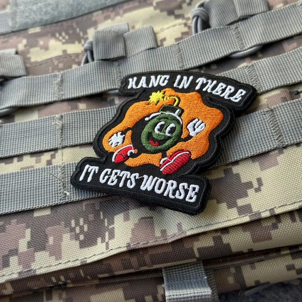 Parche Bordado con la Frase 'Hang in There It Gets Worse', Insignia Táctica de Morale, Adhesivo para Mochila Militar, con Gancho y Bucle - imagen 4
