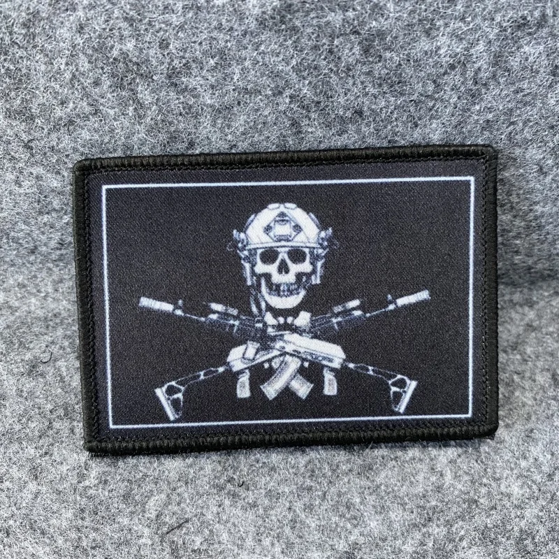 Insignia de moral táctica AK47, brazalete de esqueleto de póker, insignia de arma, gancho y bucle, doble pistola, parche militar de Calavera, pegatina de mochila - imagen 3