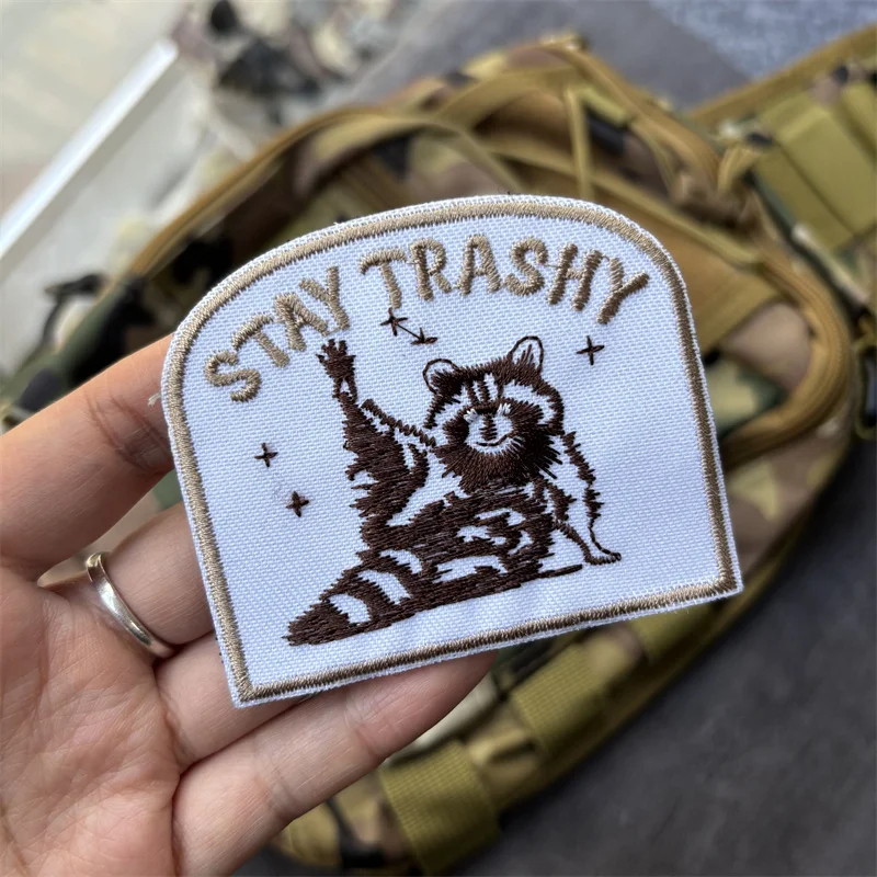 Parche bordado de Panda rojo de dibujos animados tácticos para ropa, gancho para ropa, insignia de moral bonita, pegatinas para mochila - imagen 3