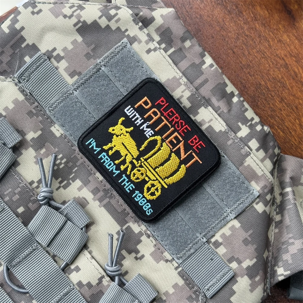 Parche con cita divertida "Sea Patient with Me Im From The 1900", insignia moral táctica, parches con gancho bordado para ropa - imagen 2