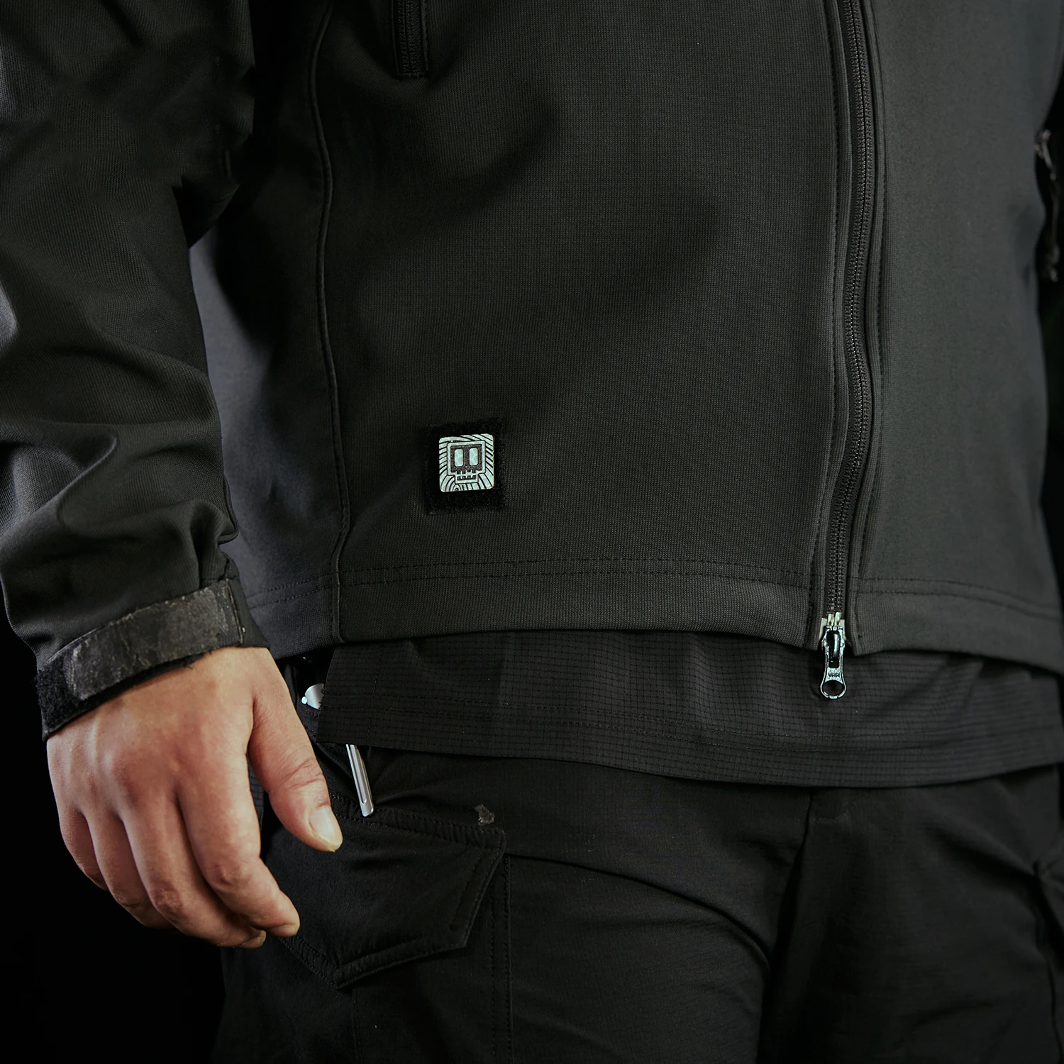 Mini insignia táctica de celosía de esqueleto que brilla en la oscuridad, parche luminoso de ganancia vacía de villano de 1 pulgada para ropa y bolsa decorativa - imagen 3