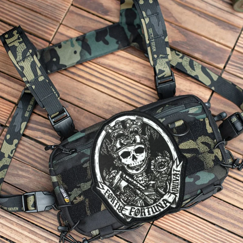 Táctico "La corpulación está aided por el destino". Parche en ropa, brazalete impreso, insignia de moral, parches con gancho, pegatinas para mochila