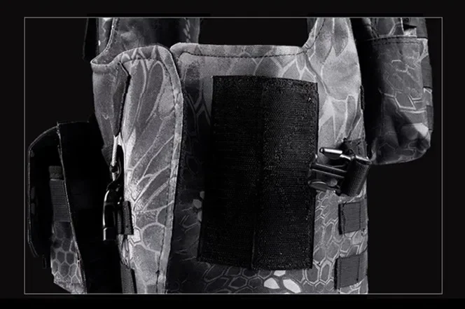 Un chaleco blanco y negro con bolsillo