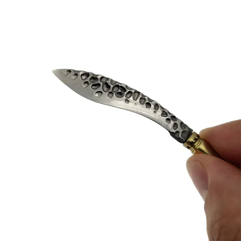 Funda de cuero marrón mostrando el cuchillo insertado