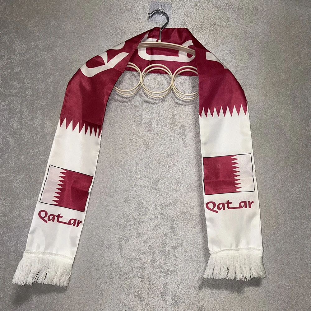 Bufanda Qatar fútbol doble cara satén estampada con borlas - imagen 2