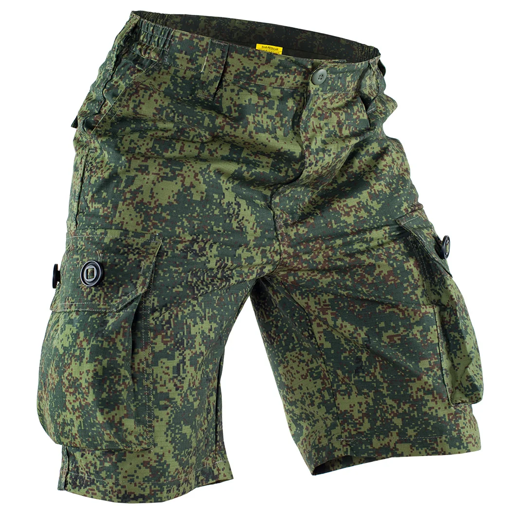 Un par de pantalones cortos de camuflaje con una etiqueta amarilla