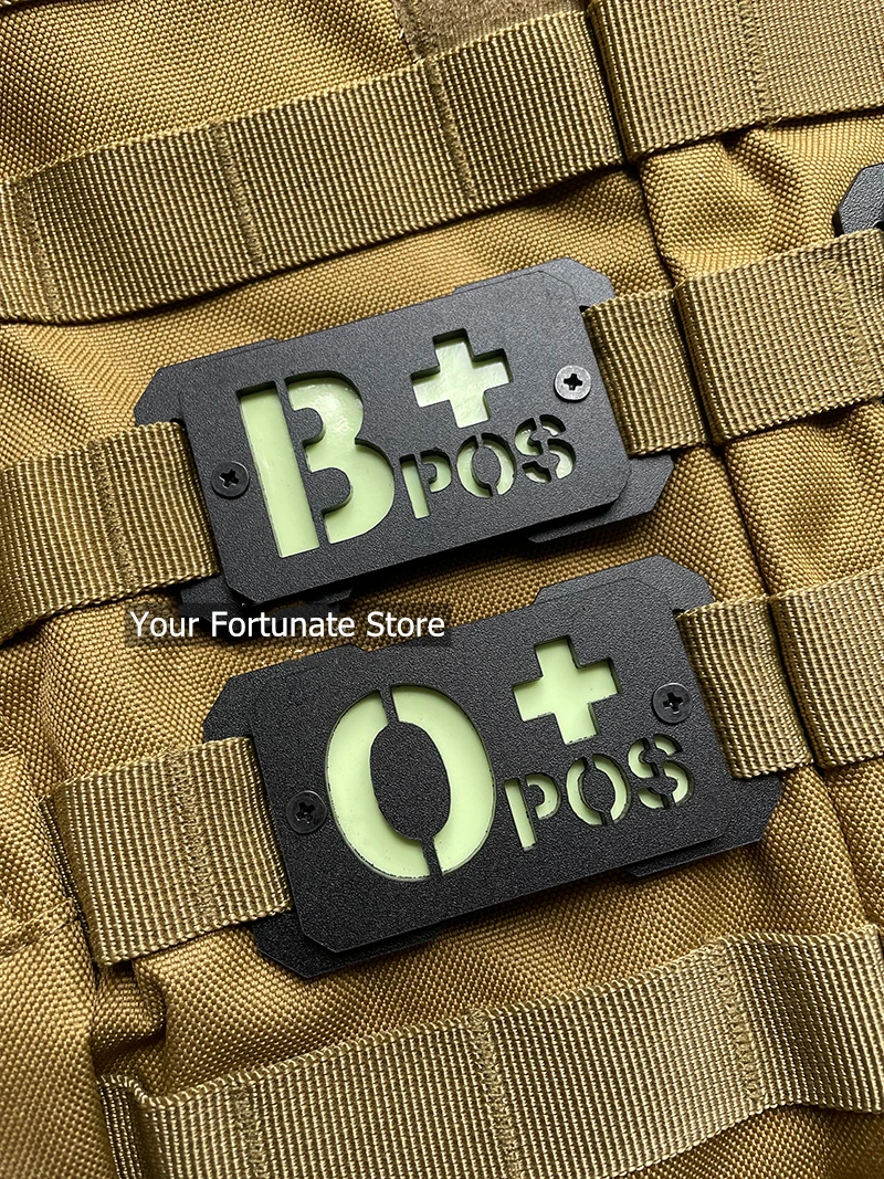 Hebilla táctica luminosa tipo sangre A B O AB POS con tira de marcado de Clip Molle para mochila al aire libre chaleco decoración DIY - imagen 3