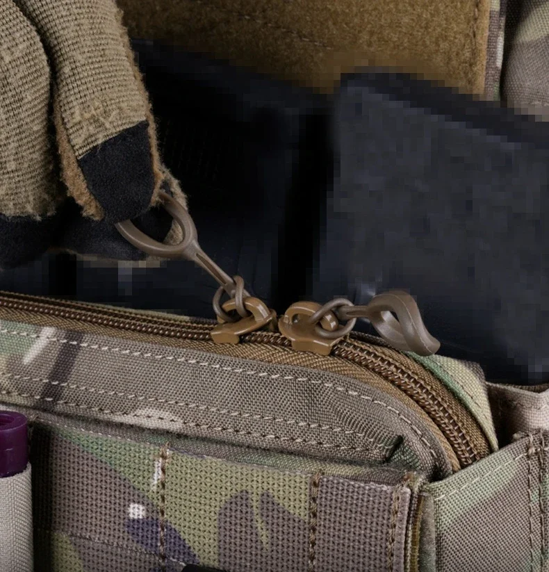 Una bolsa con cremallera y gancho