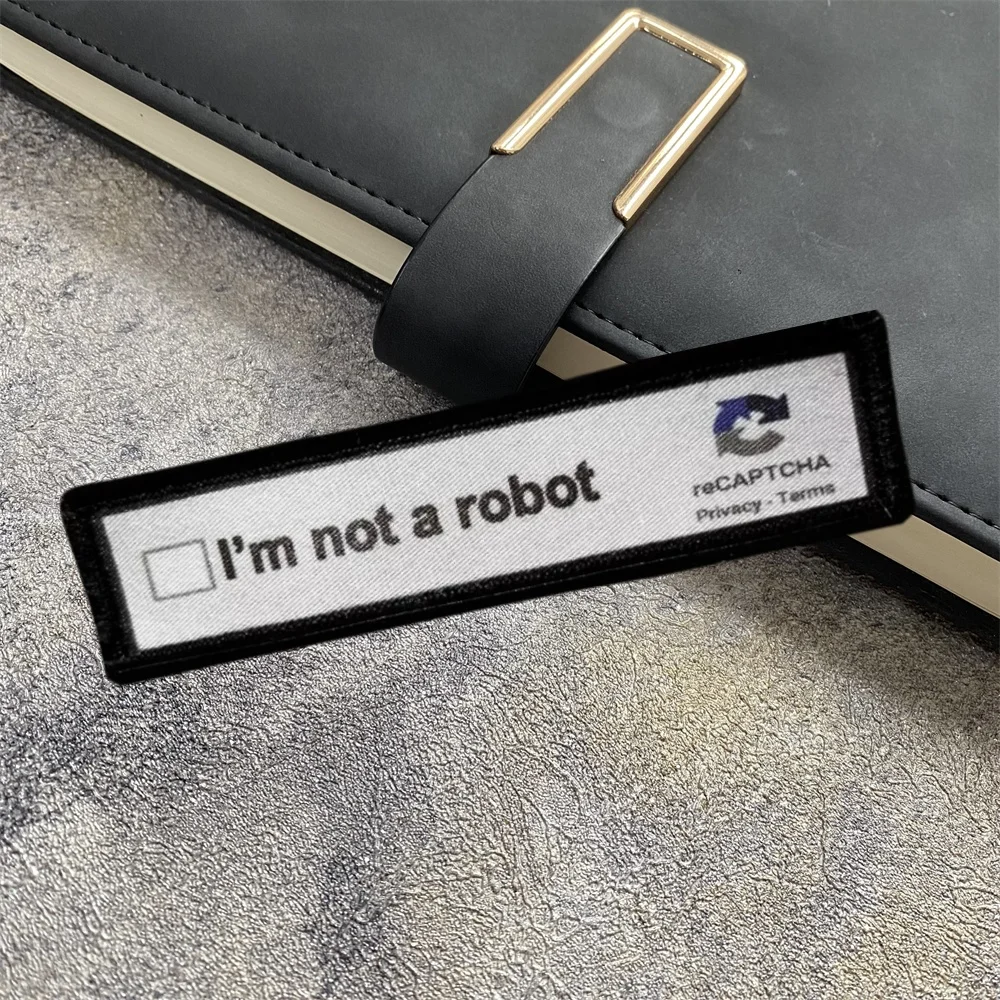 I'm Not A Robot Tactical moral Badge Patch, personalidad divertida, estampado militar, gancho y bucle, brazalete, accesorios de mochila, pegatinas - imagen 3